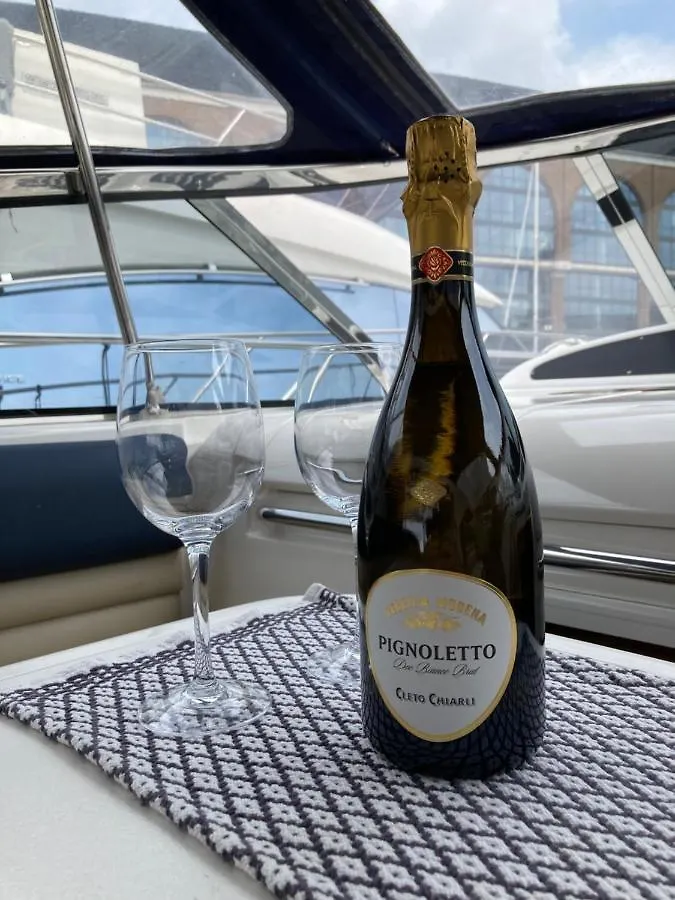 Botel Entire Boat At St Katherine Docks 2 Available Select Using Room Options London Großbritannien