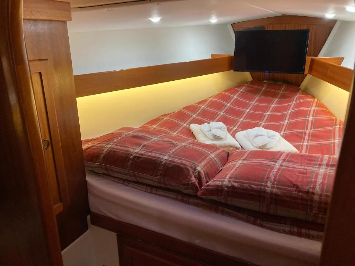 Entire Boat At St Katherine Docks 2 Available Select Using Room Options London Großbritannien