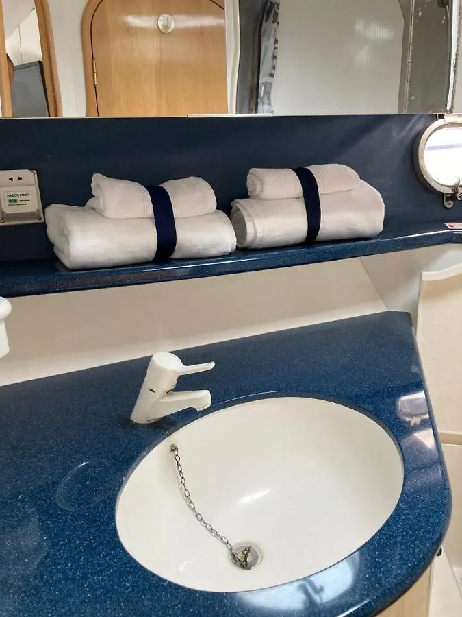 Entire Boat At St Katherine Docks 2 Available Select Using Room Options Λονδίνο 0*,  Ηνωμένο Βασίλειο