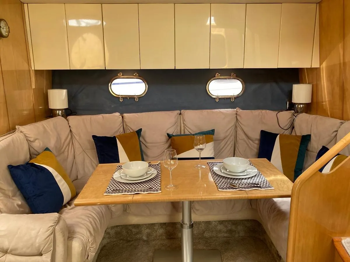 Entire Boat At St Katherine Docks 2 Available Select Using Room Options Λονδίνο Πλωτό κατάλυμα