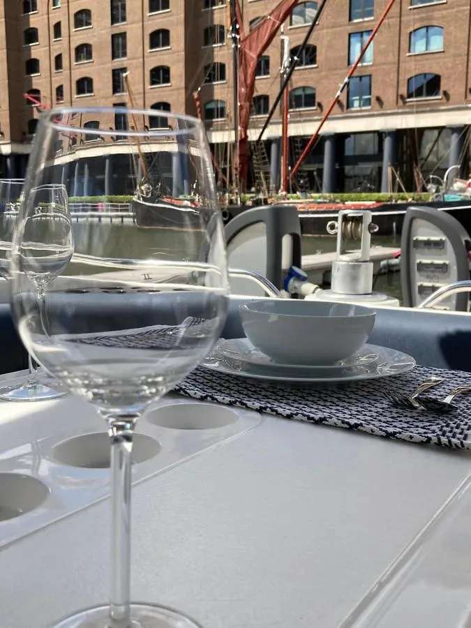 Entire Boat At St Katherine Docks 2 Available Select Using Room Options Λονδίνο Ηνωμένο Βασίλειο