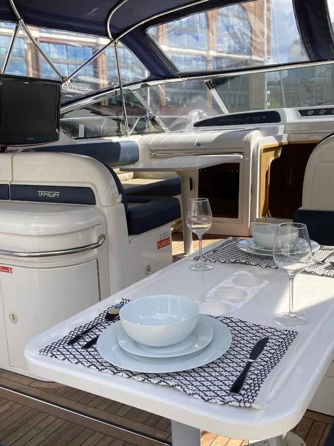 Entire Boat At St Katherine Docks 2 Available Select Using Room Options Λονδίνο Ηνωμένο Βασίλειο