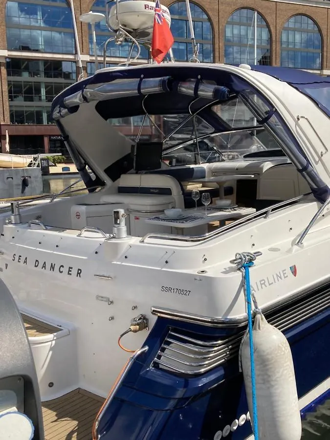 Entire Boat At St Katherine Docks 2 Available Select Using Room Options Λονδίνο