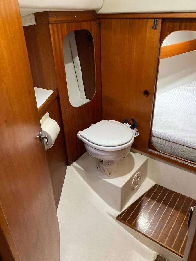 Entire Boat At St Katherine Docks 2 Available Select Using Room Options Λονδίνο Πλωτό κατάλυμα