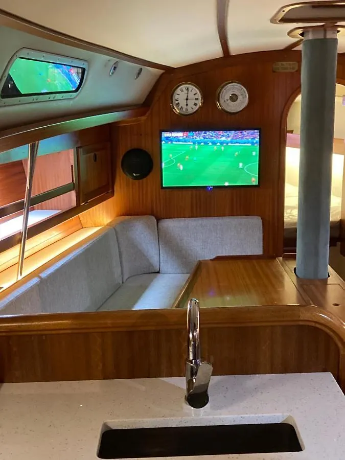 Entire Boat At St Katherine Docks 2 Available Select Using Room Options Λονδίνο Ηνωμένο Βασίλειο