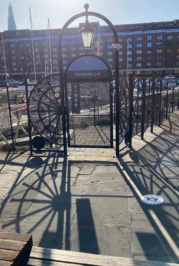 Entire Boat At St Katherine Docks 2 Available Select Using Room Options Λονδίνο